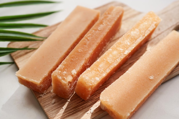 Cube de sucre de canne traditionnel Jaggery sur table