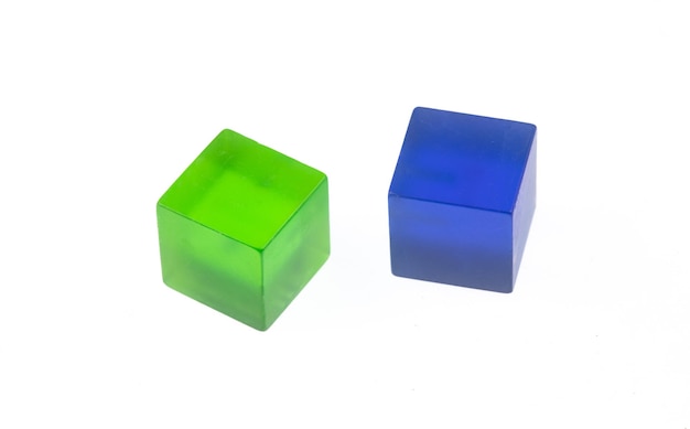 cube transparent bleu isolé sur fond blanc