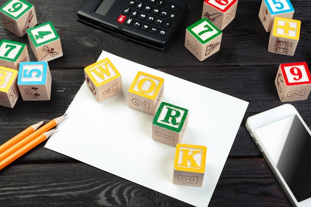 Photo cube de travail avec des lettres, signe avec des cubes de surface en bois