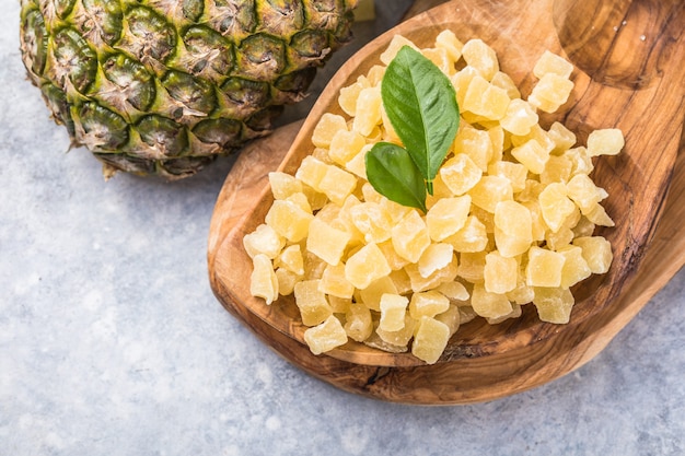 Cubes d'ananas confits sur fond blanc