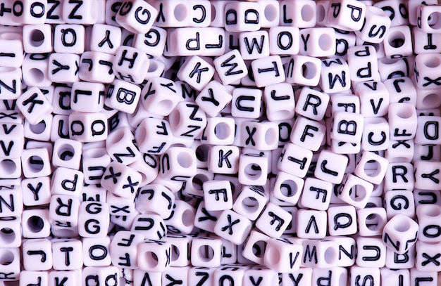 Cubes blancs avec lettres anglaises noires close-up.