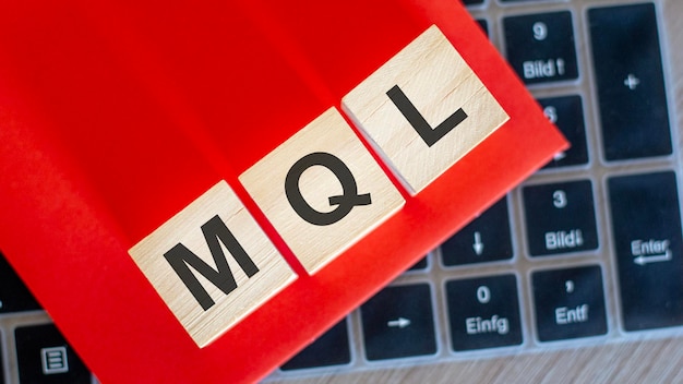 Sur les cubes de bloc-notes clavier avec l'inscription papier rouge MQL sur fond