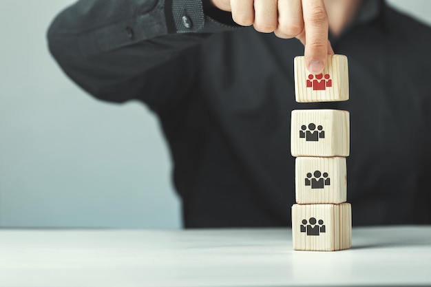 Photo des cubes en bois assemblés sur le thème du leadership des entreprises