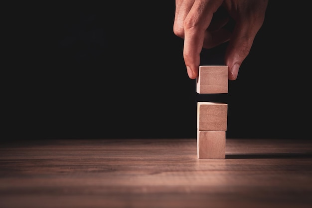 Cubes en bois les uns sur les autres