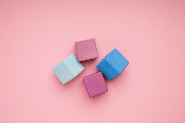 Cubes en bois colorés. Jouets de créativité. Blocs de construction pour enfants