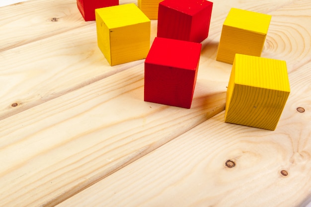 cubes en bois colorés sur table en bois