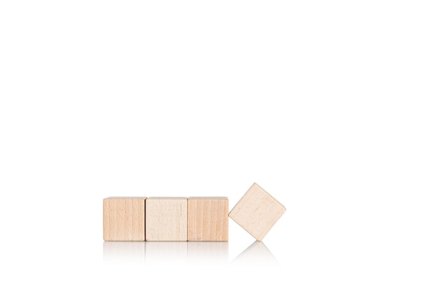 cubes en bois sur fond blanc isolé gros plan