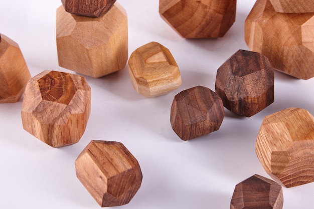 Cubes en bois sur fond blanc