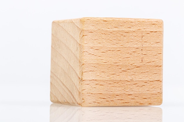 Cubes en bois sur fond blanc