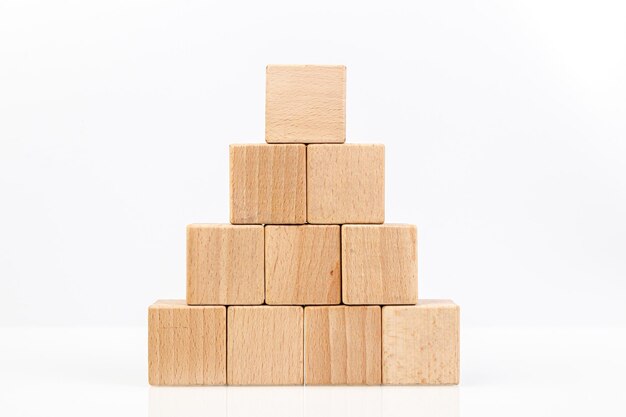 Cubes en bois sur fond blanc