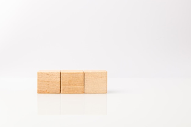 Cubes en bois sur fond blanc