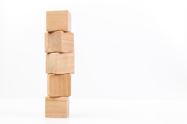 Cubes en bois sur fond blanc