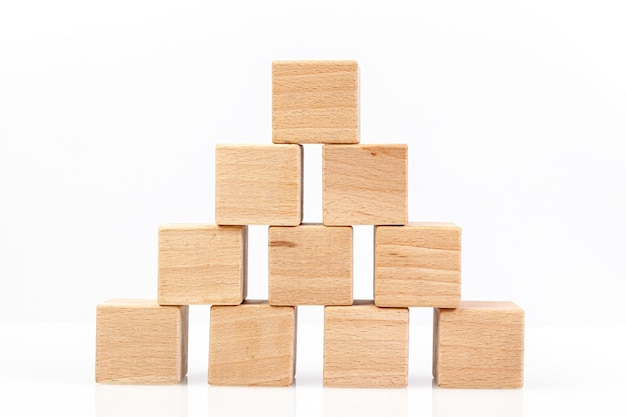 Cubes en bois sur fond blanc