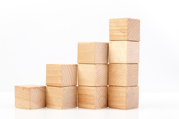 Cubes en bois sur fond blanc