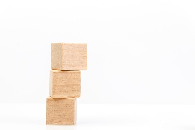 Cubes en bois sur fond blanc