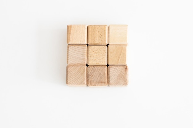 Cubes en bois sur fond blanc