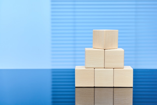 Cubes en bois sur fond bleu