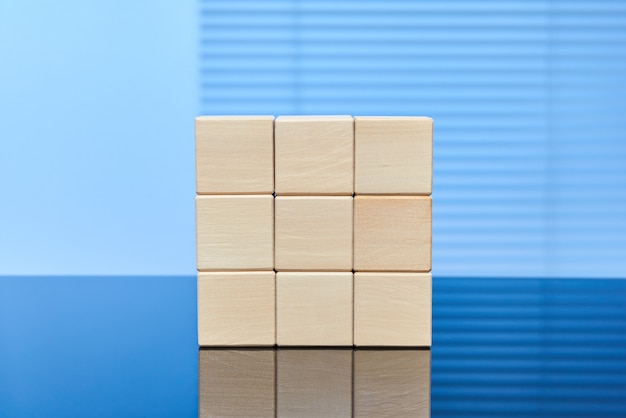 Cubes en bois sur fond bleu