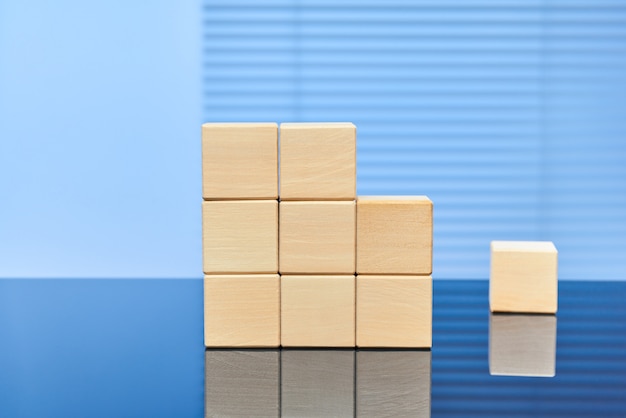 Cubes en bois sur fond bleu