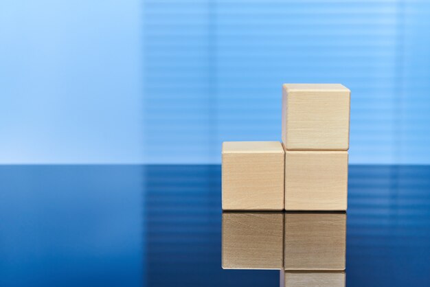 Cubes en bois sur fond bleu