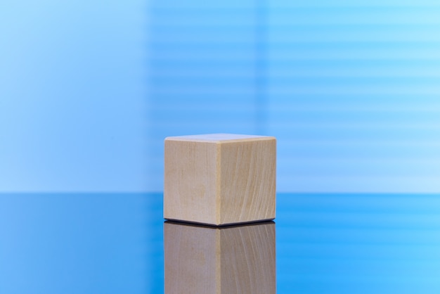 Cubes en bois sur fond bleu