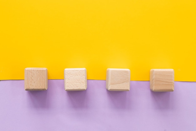 Cubes en bois sur fond jaune rose