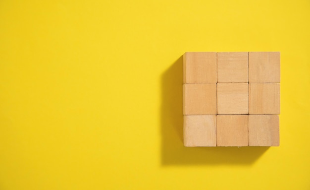 Cubes en bois sur le fond jaune