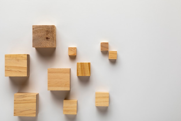 Cubes en bois sur fond uni