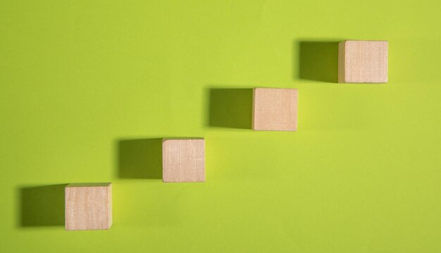 Photo cubes en bois sur le fond vert