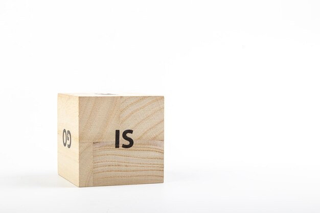 Cubes en bois avec l'inscription est sur un fond blanc