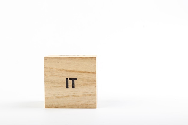 Cubes en bois avec l'inscription sur un fond blanc