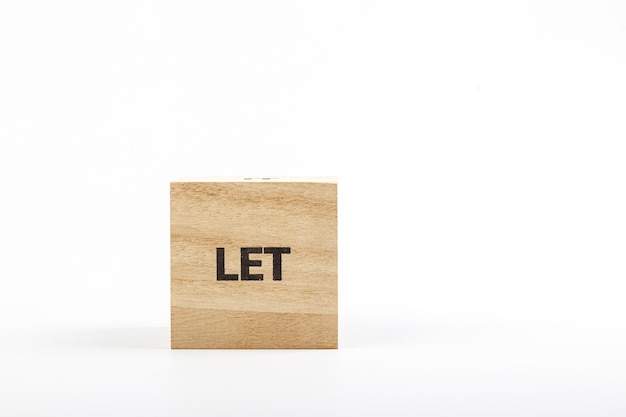 Cubes en bois avec l'inscription laisser sur un fond blanc