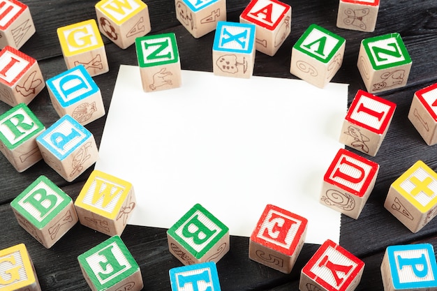 Photo cubes en bois avec des lettres avec espace de copie