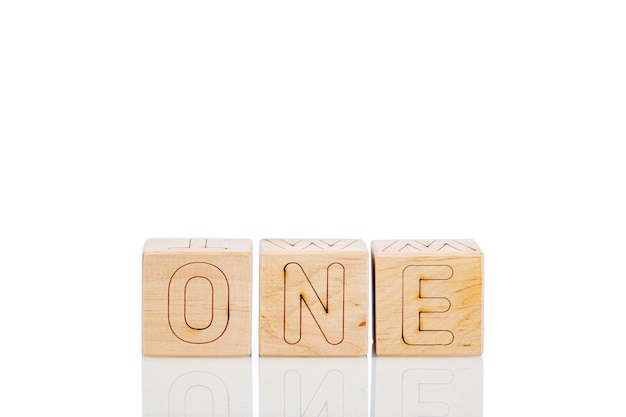 Cubes en bois avec lettres un sur fond blanc