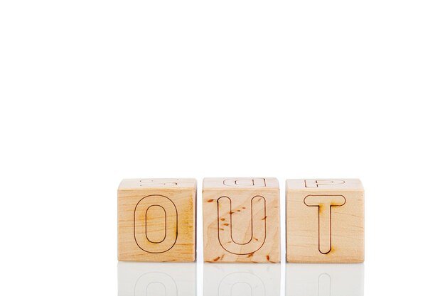 Cubes en bois avec des lettres sur un fond blanc