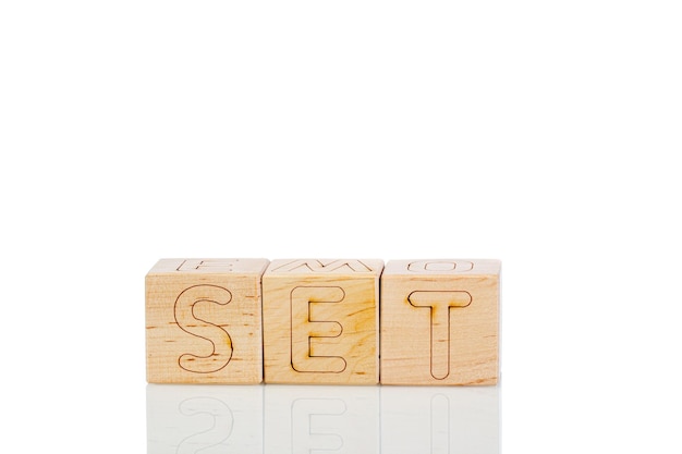 Cubes en bois avec des lettres sur un fond blanc