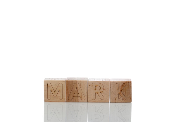 Cubes en bois avec des lettres marquent sur un fond blanc