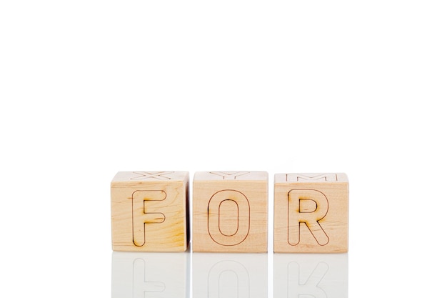 Cubes en bois avec des lettres pour sur un fond blanc