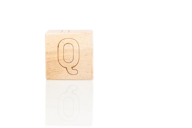 Cubes En Bois Avec Lettres Q Sur Fond Blanc