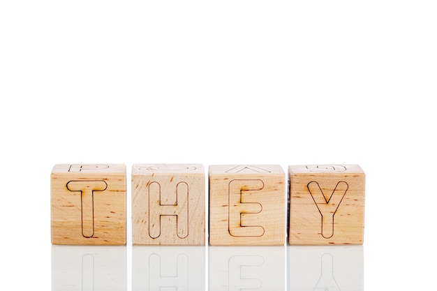 Cubes en bois avec des lettres qu'ils sur un fond blanc