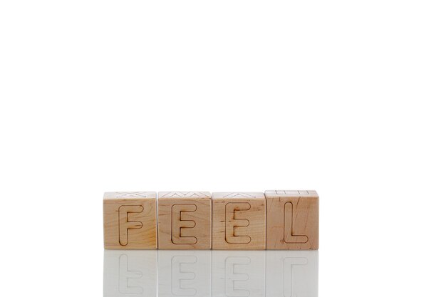 Photo les cubes en bois avec des lettres se sentent sur un fond blanc