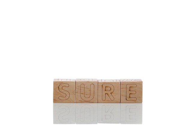 Cubes en bois avec des lettres sûres sur un fond blanc