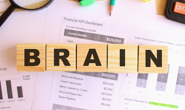 Cubes en bois avec des lettres sur la table au bureau. Texte BRAIN. Concept financier.