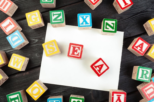 Cubes en bois avec des lettres sur une table en bois. Mot de la mer