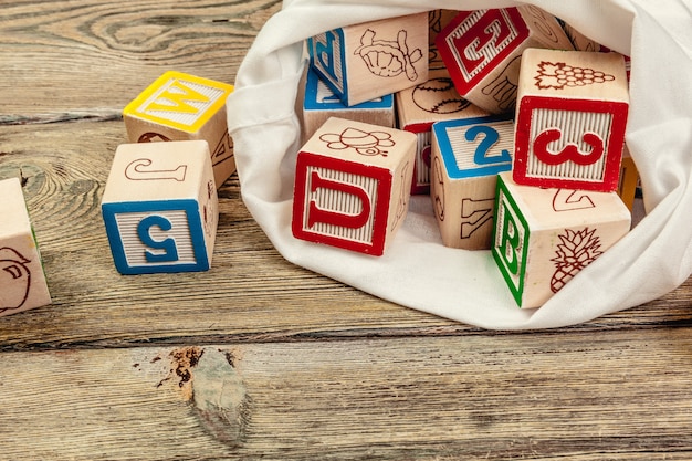Cubes en bois avec des lettres