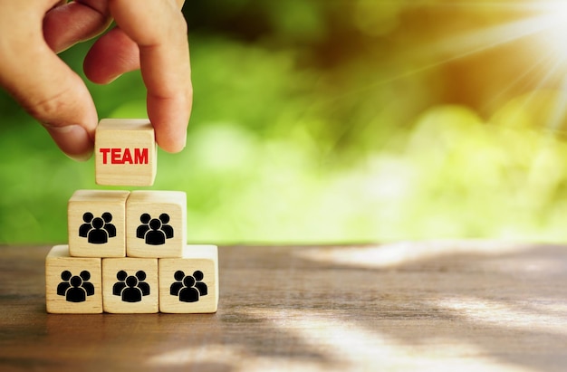 cubes en bois montrant une équipe et le mot ÉQUIPE sur le dessus pyramide cubes en bois travail d'équipe