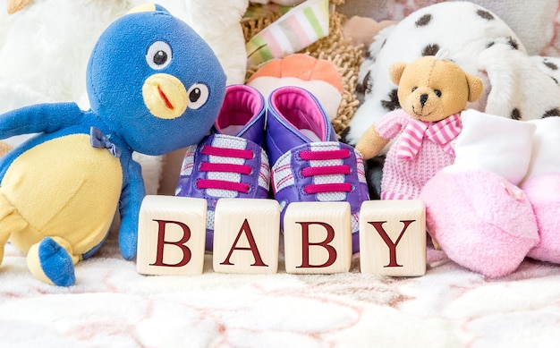 Cubes en bois avec mot BÉBÉ et jouets pour enfants