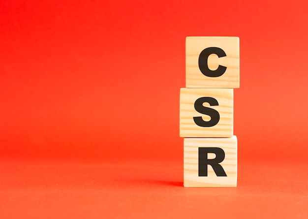 Cubes en bois avec mot CSR. Cubes en bois sur une surface rouge