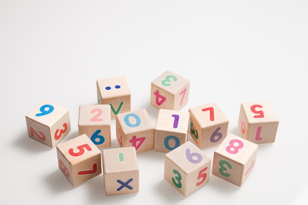 Cubes en bois avec des nombres sur fond blanc Concept d'éducation et d'apprentissage