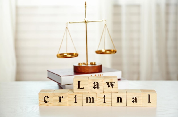 Photo cubes en bois avec phrase law criminal et balances sur une table